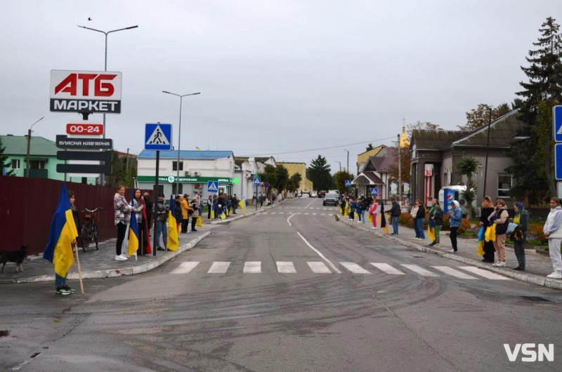 Життя зупинилося на хвилину: у прикордонному місті на Волині вшанували тих, хто загинув від війни