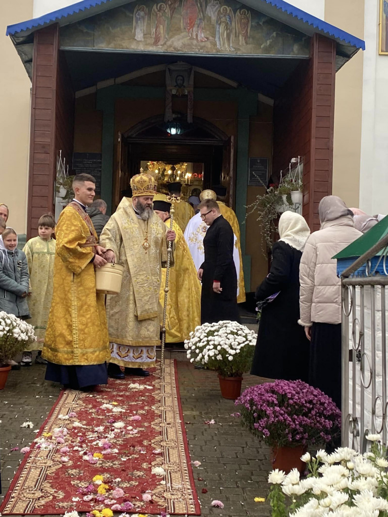 Перейшли до ПЦУ, а священник МП не хотів віддавати ключі від храму: митрополит Михаїл відвідав парафію на Волині. Фото