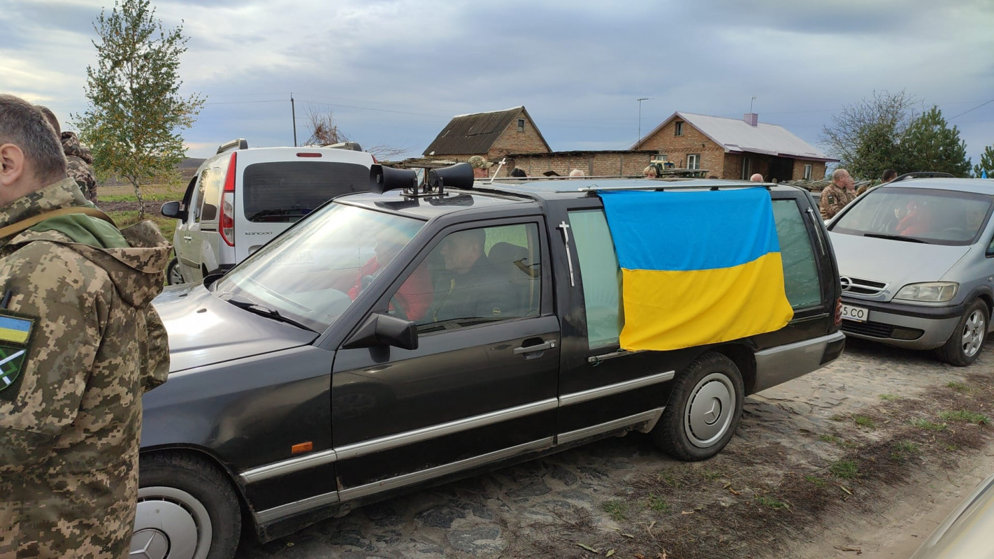 Зійшлося усе село: поховали 29-річного сапера з Луцького району Віталія Костюка. Фото