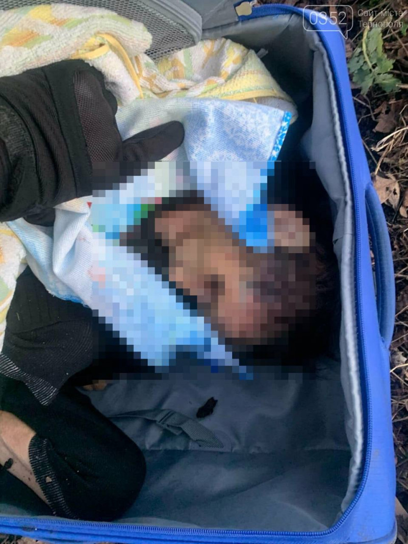 В Тернополі діти  в центрі знайшли тіло пенсіонерки у валізі. Фото 18+