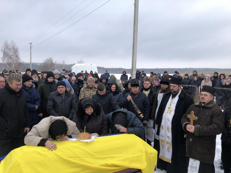 Ще зовсім недавно приїжджав у відпустку, а зараз зустріли «на щиті»: на Волині попрощалися із захисником Віталієм Рабчуном