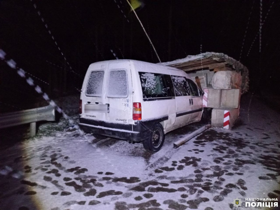 На автодорозі Київ-Ковель-Ягодин авто протаранило блокпост: постраждало четверо пасажирів