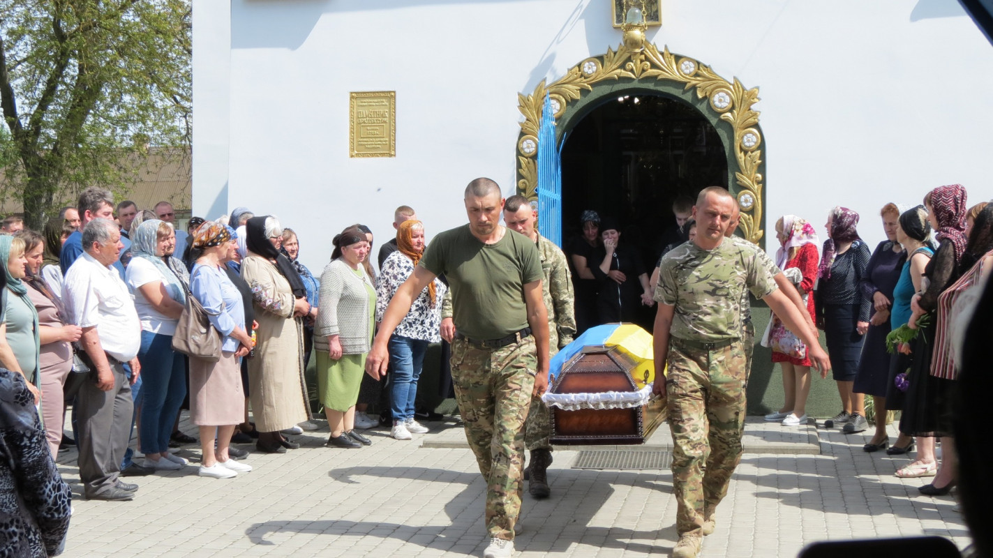 «Справжній солдат»: на Волині в останню земну дорогу провели Героя Геннадія Гогулю