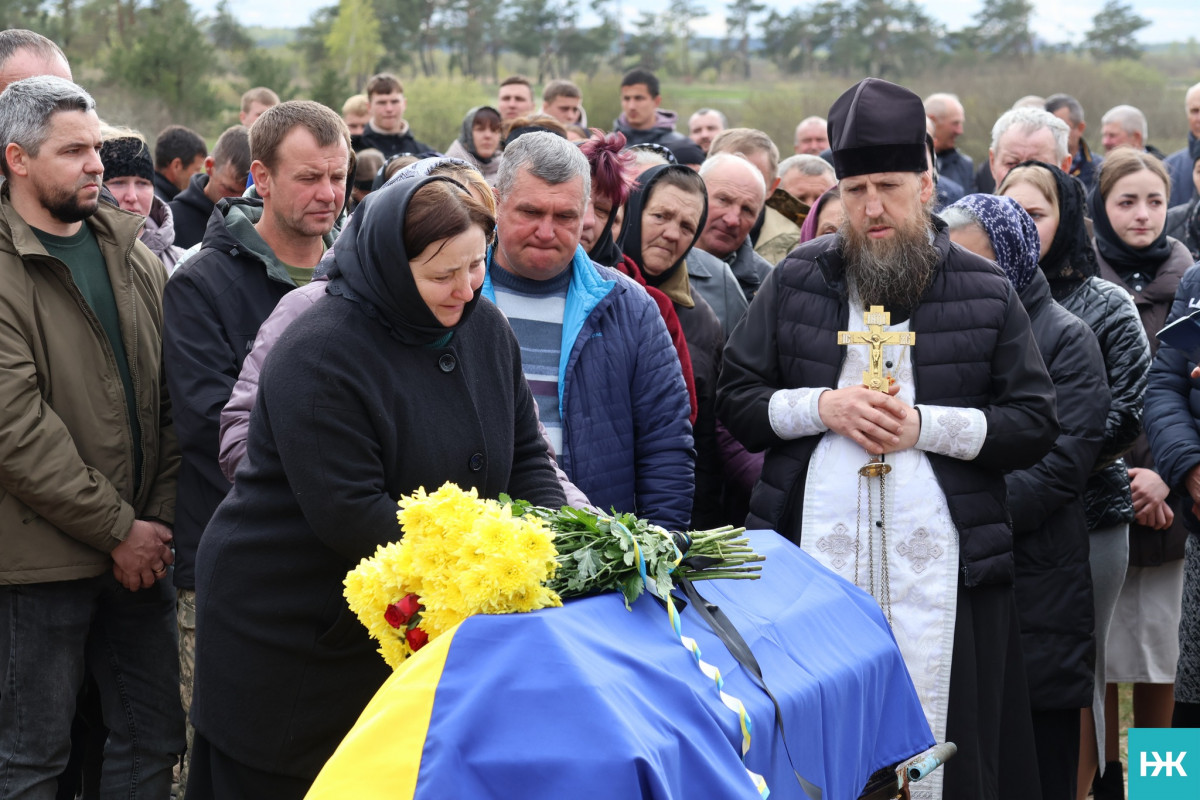 Біль двох сіл: на Волині провели в останню путь воїна Володимира Ридчука