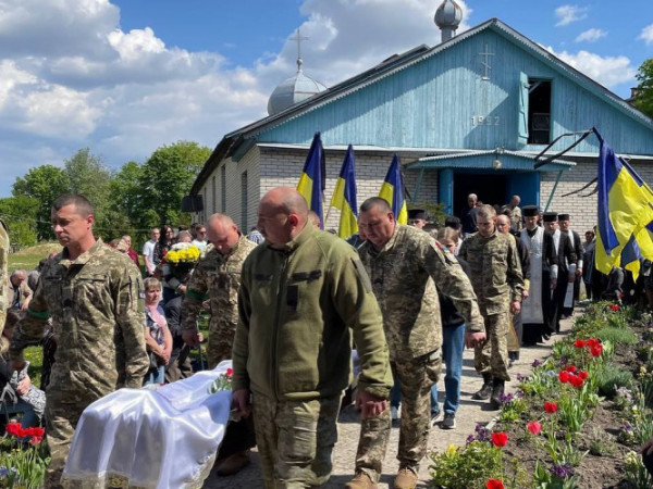 Невимовний біль ятрить наші серця: Нововолинська громада попрощалася із двома загиблими Героями