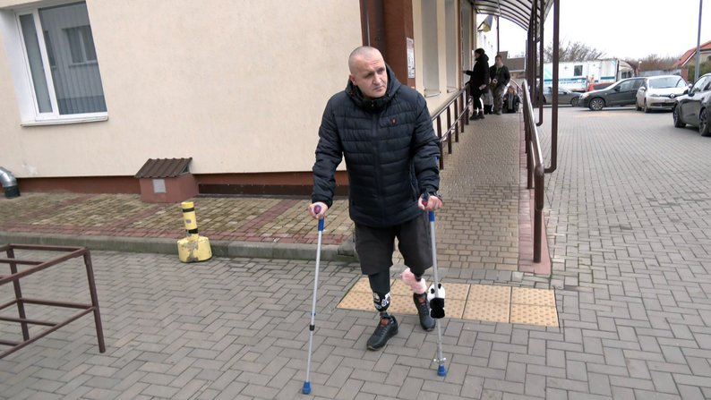49-річний боєць із Луцька, якому ампутували обидві ноги, вчиться ходити заново