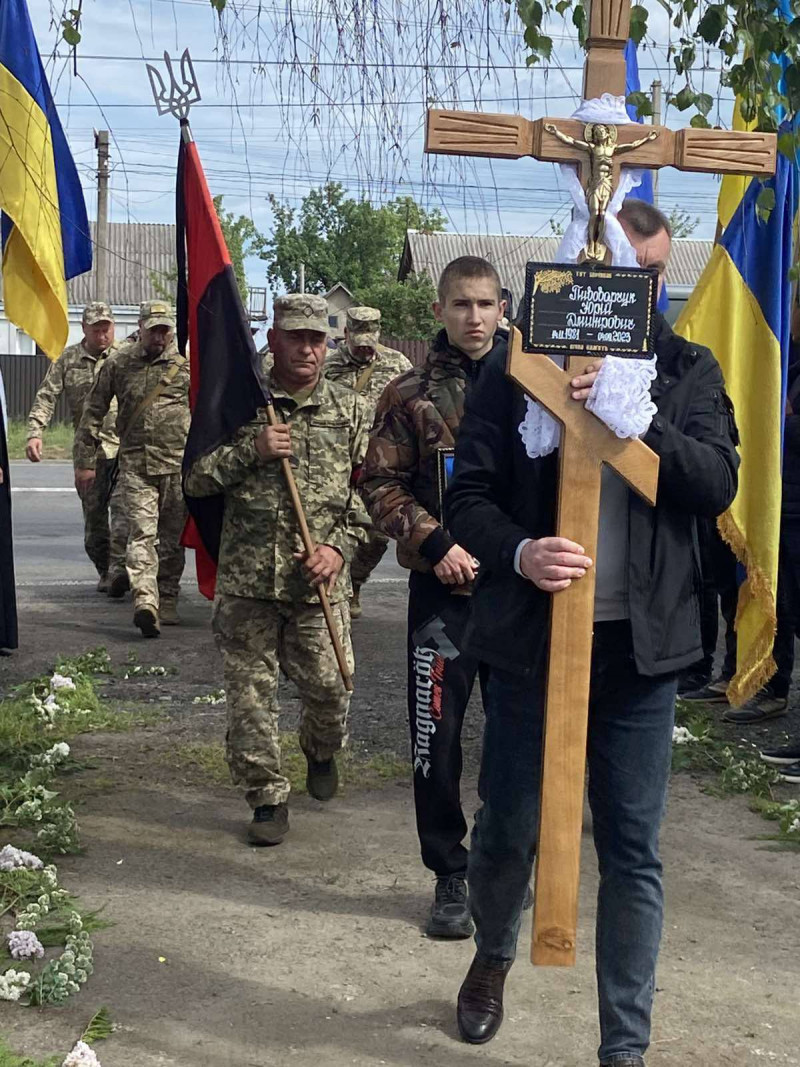 Довгі місяці невідомості та надії: на Волині в останню дорогу провели 41-річного Героя Юрія Пивоварчука