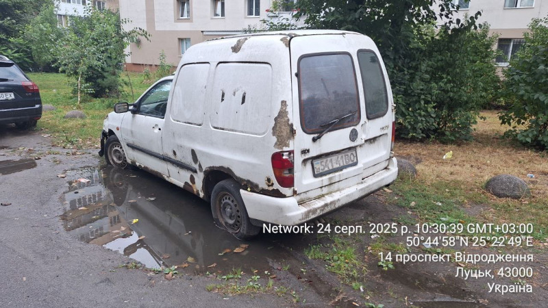Покинуті авто у Луцьку: куди повідомляти та хто може їх забрати