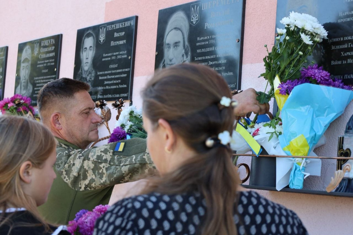 У громаді на Волині відкрили меморіальні дошки чотирьом полеглим захисникам-випусникам