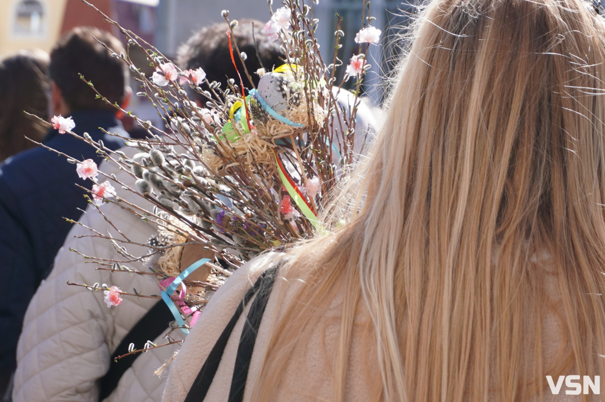 Сотні вірян прийшли освячувати вербу у головний собор Луцька. Фоторепортаж