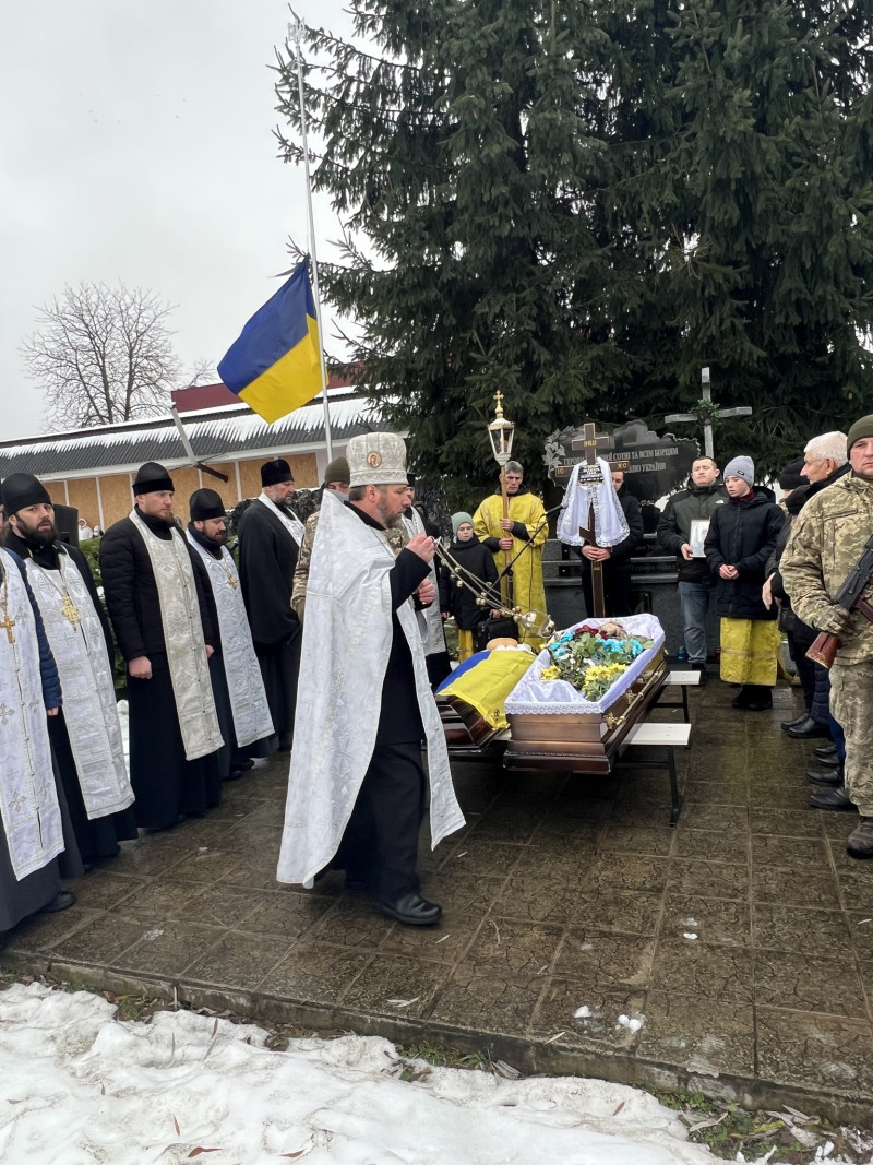 Раніше був вівтарником храму: на Волині всім селом прощалися з Героєм Іваном Осіпчуком. Фото