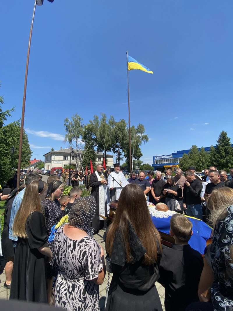 Більше року вважався зниклим безвісти: на Волині попрощались із 27-річним Героєм Костянтином Смірновим