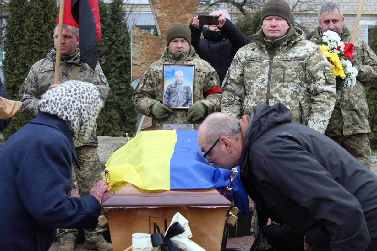 Весільний коровай розділили на кладовищі: на Волині попрощались з Героєм Павлом Бурцем