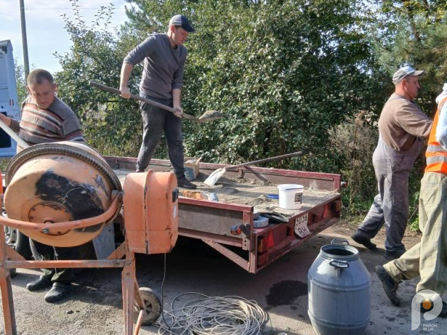 Без влади, але з ентузіазмом: на Волині люди самі ремонтують дорогу та збирають донати прямо на трасі