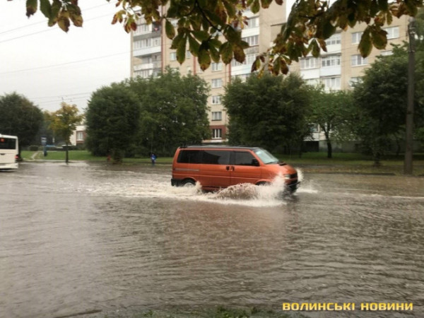 У Луцьку після зливи затопило вулиці. Відео