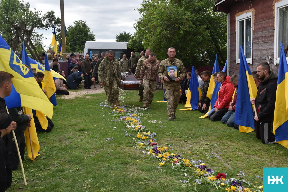 Трагічні Великодні свята: на Волині попрощалися із молодим Героєм Русланом Литвинчуком