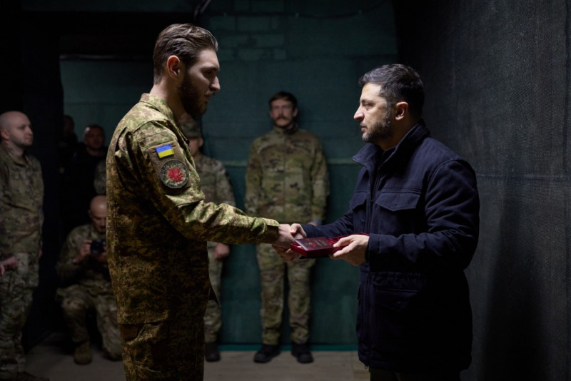 Зеленський відвідав воїнів «Азову» на Донеччині та нагородив захисників