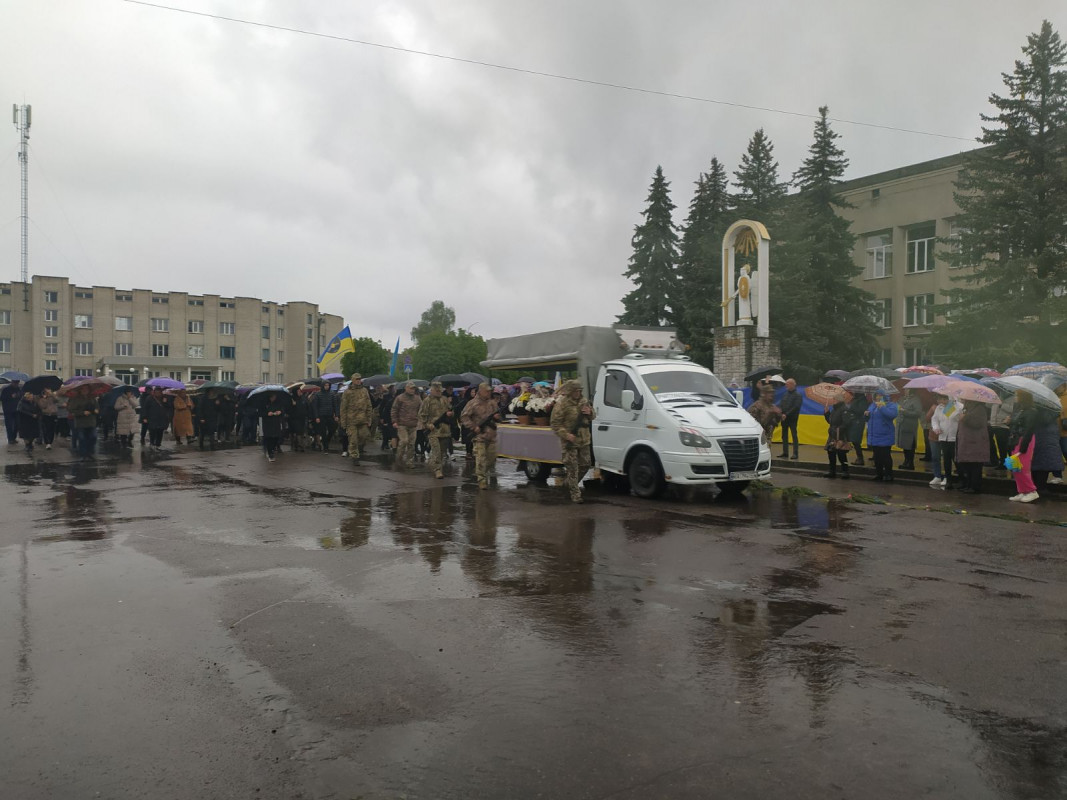 Навіть небо плакало за своїм Героєм: на Волині в останню дорогу провели загиблого Миколу Гапонюка