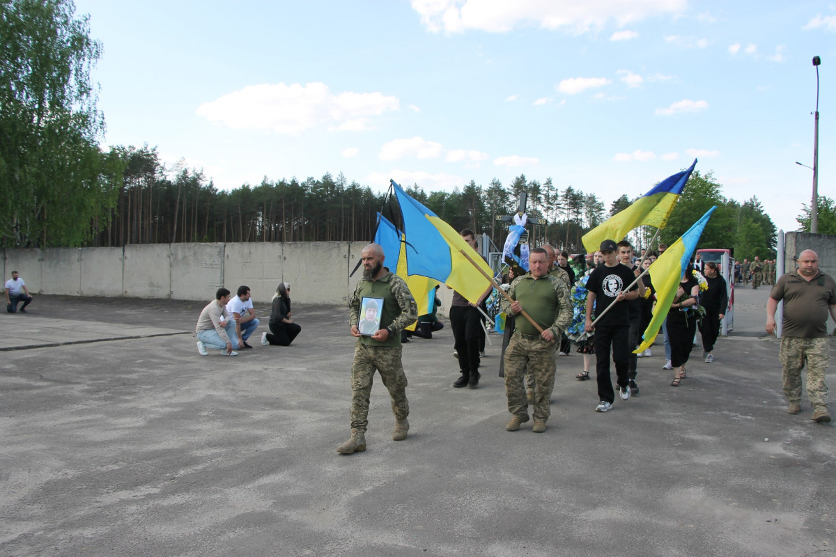 Дві донечки ніколи більше не побачать татка: напередодні Великодня на Волині попрощались з Героєм Олександром Муковським