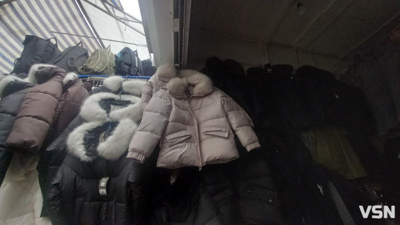 Скільки на ринку у Луцьку коштують зимові куртки та взуття?