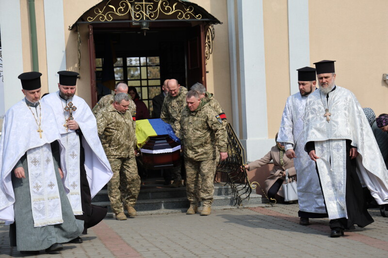У Луцьку провели в останню дорогу полеглого воїна Дениса Савчука