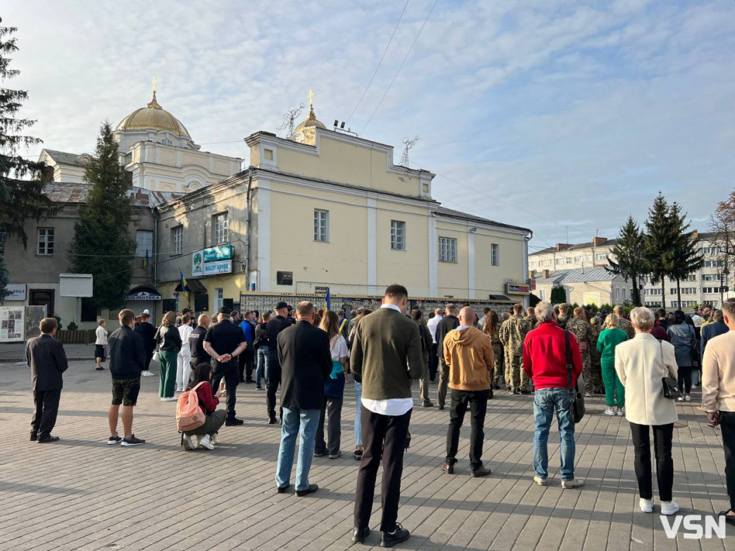 Герої не вмирають: у центрі Луцька хвилиною мовчання вшанували памʼять загиблих захисників і захисниць