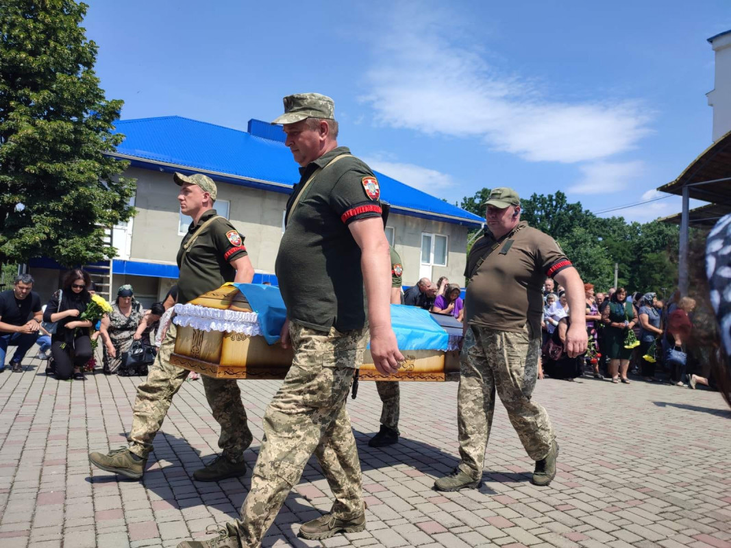 На колінах проводжали сотні людей: у Ківерцях попрощалися із загиблим від обстрілу та авіаудару військовим