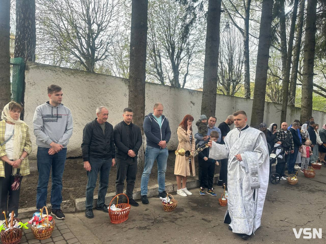 У Луцьку освятили паски в храмі Святого Великомученика Юрія Переможця ПЦУ. Фото