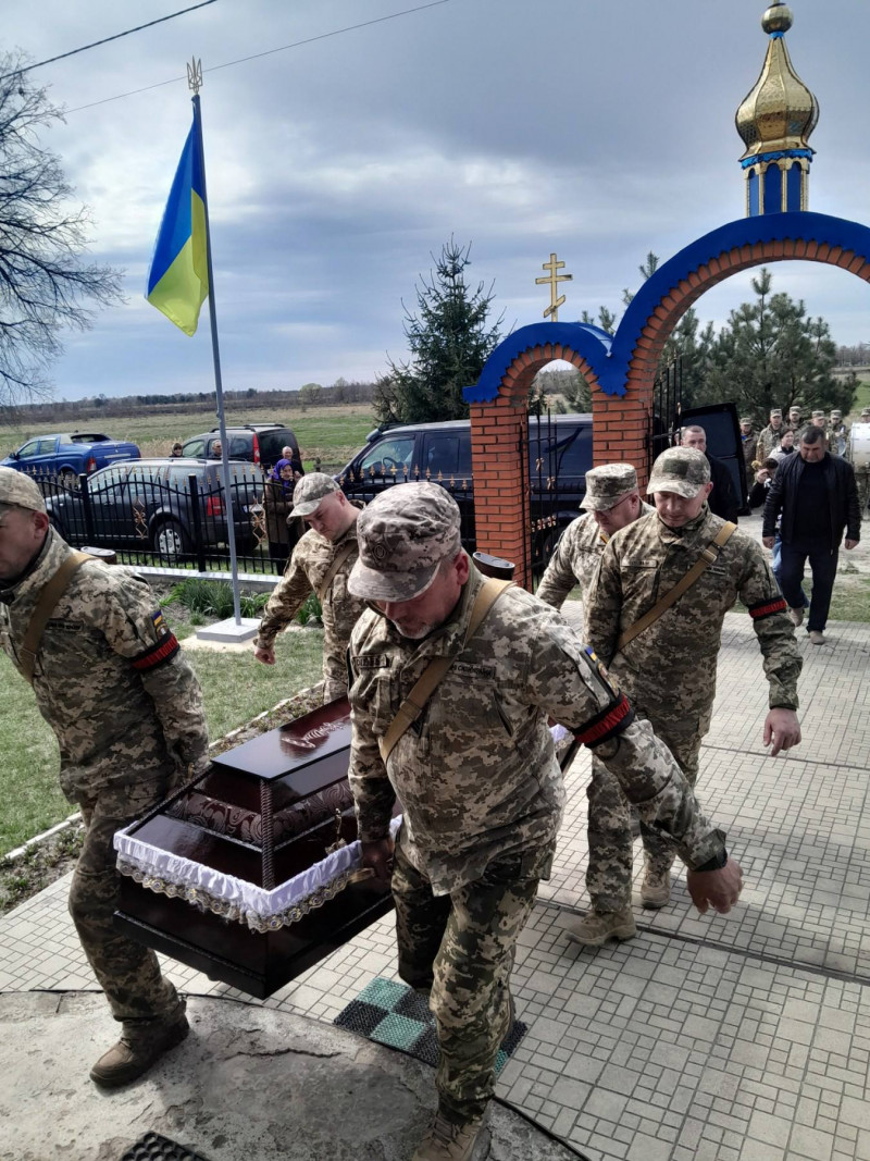 Місяць не дожив до 56-го дня народження: на Волині провели в останню дорогу воїна Василя Чміля