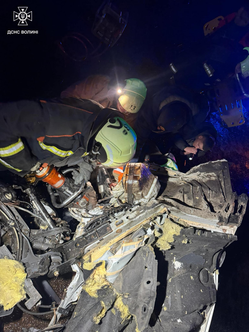 Моторошна ДТП за участю вантажівок на Волині: рятувальники деблокували потерпілих з машини. Фото