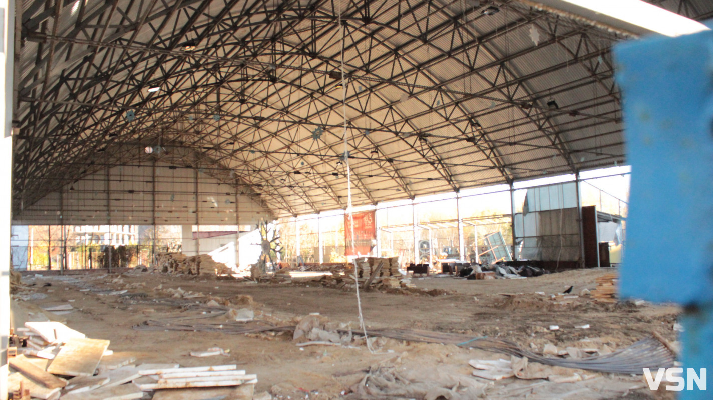 Сніжинка залишилась, арени вже нема: у Луцьку демонтовують «Снігову королеву»