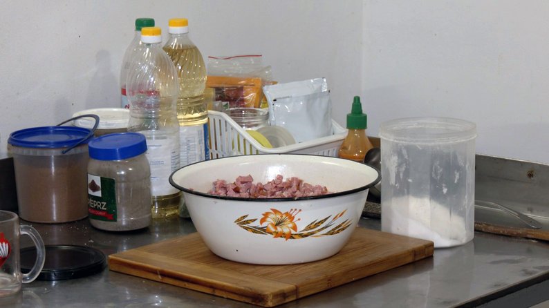 Готують щодня: як працює благодійна їдальня у підземеллі в центрі Луцька