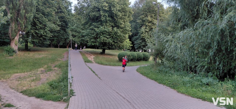 Як виглядає вечірній парк 900-річчя у Луцьку. Фоторепортаж
