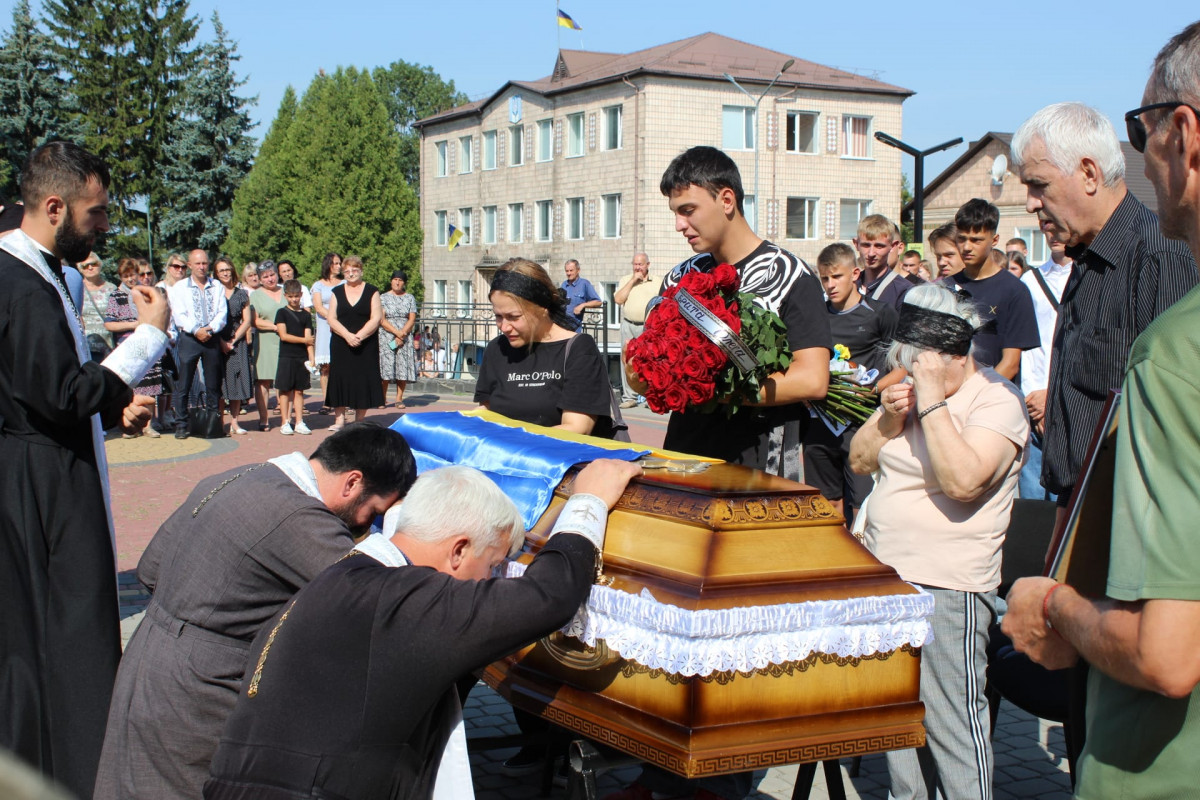 Весільний коровай розділили на цвинтарі: на Волині попрощались із Героєм Едуардом Вовчуком