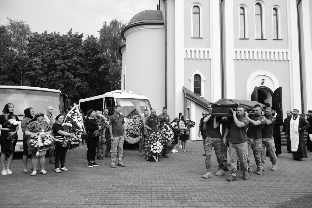 У Луцькій громаді провели в останню дорогу захисників України Віталія Велічка і Антона Бучка. Фото