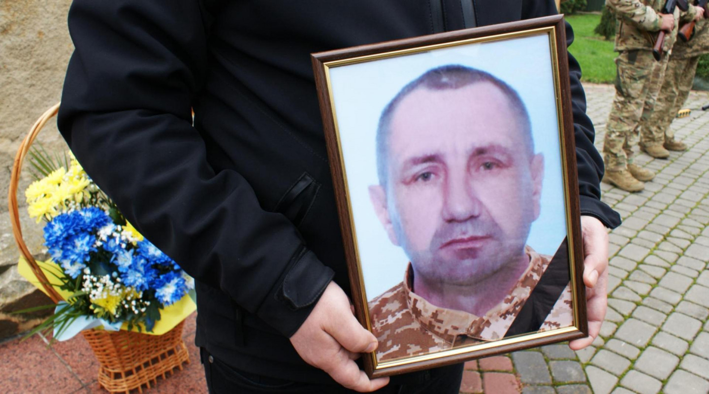 Рік тому одружився і мріяв про спільне майбутнє з коханою: на Волині поховали захисника Руслана Романюка