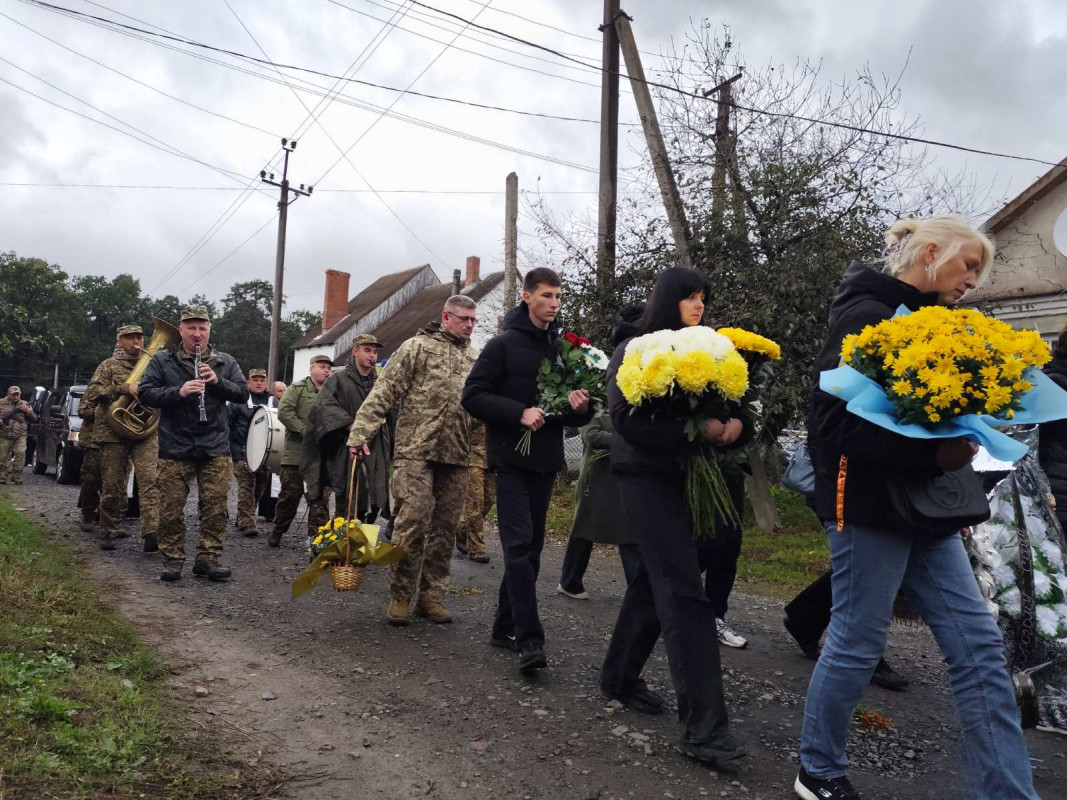 Овдовіла дружина, без батька залишилися син і донечка: на Волині попрощались з Героєм Олександром Мишком