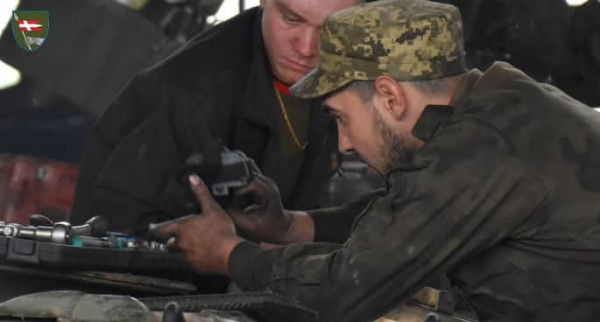 Воїни волинської бригади відновлюють трофейну техніку, яку ворог покинув на Харківщині
