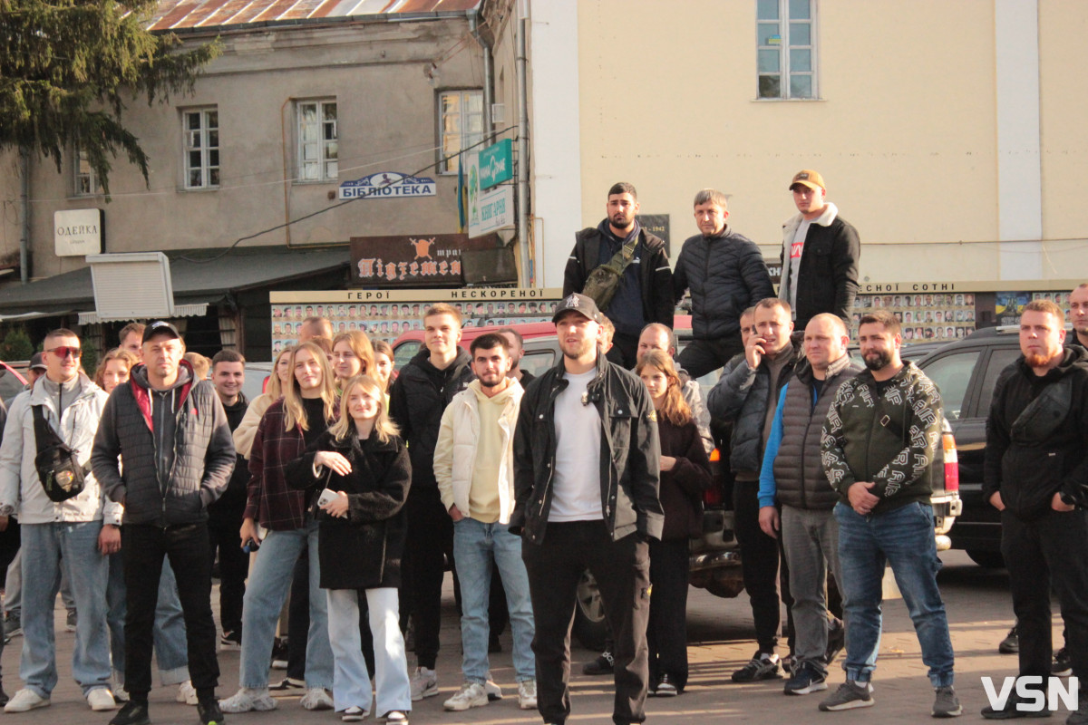 У Луцьку на фронт передали майже сотню автомобілів