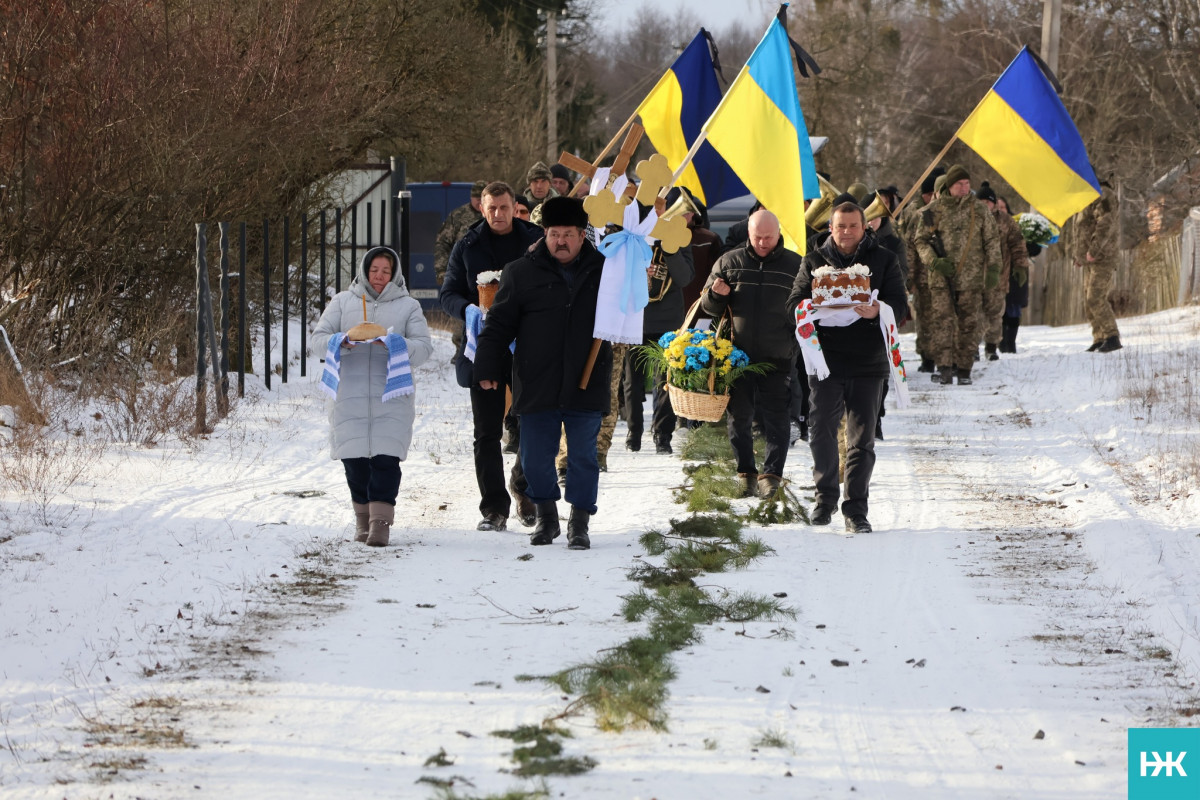 Довгою була остання дорога додому: на Волині попрощалися з воїном Володимиром Сірцем