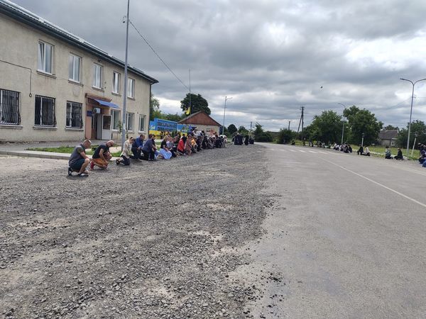 Коровай ділили на кладовищі: на Волині попрощалися з Героєм Віталієм Яворським