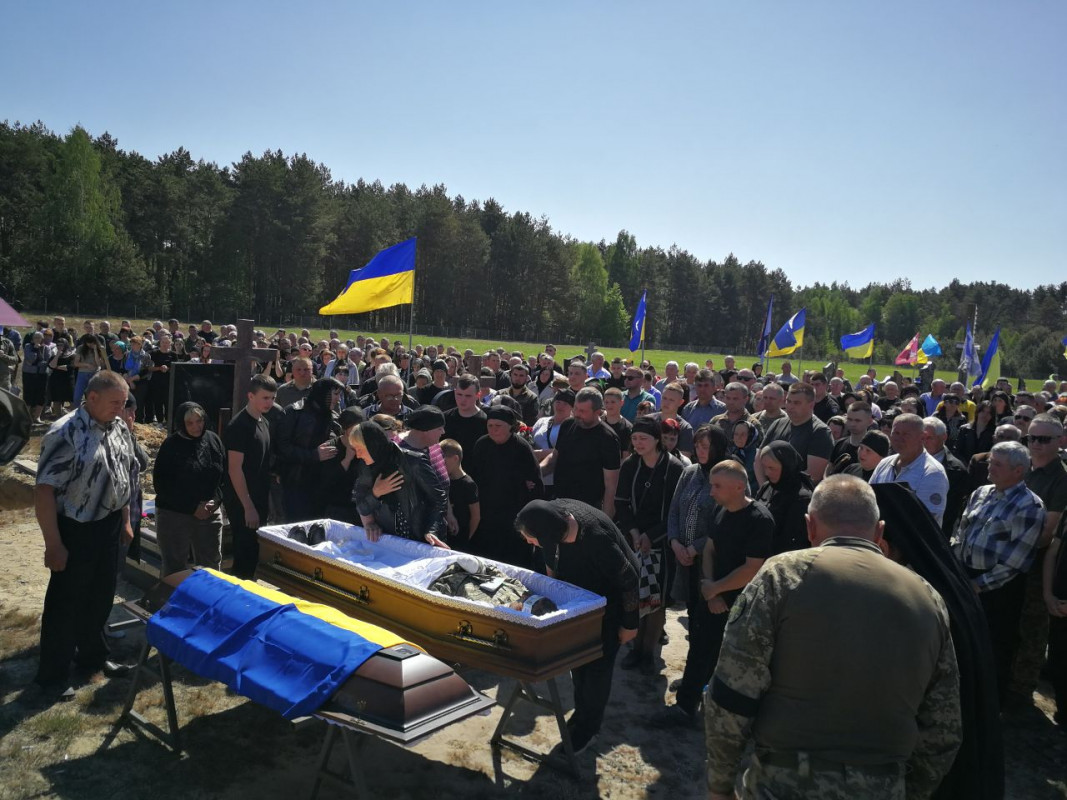 Громада в жалобі: на Волині попрощалися із Героєм Русланом Сулімом