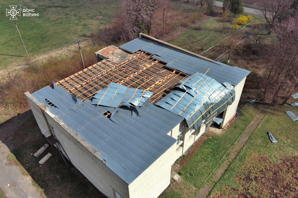 У Луцьку негода зірвала покрівлю школи