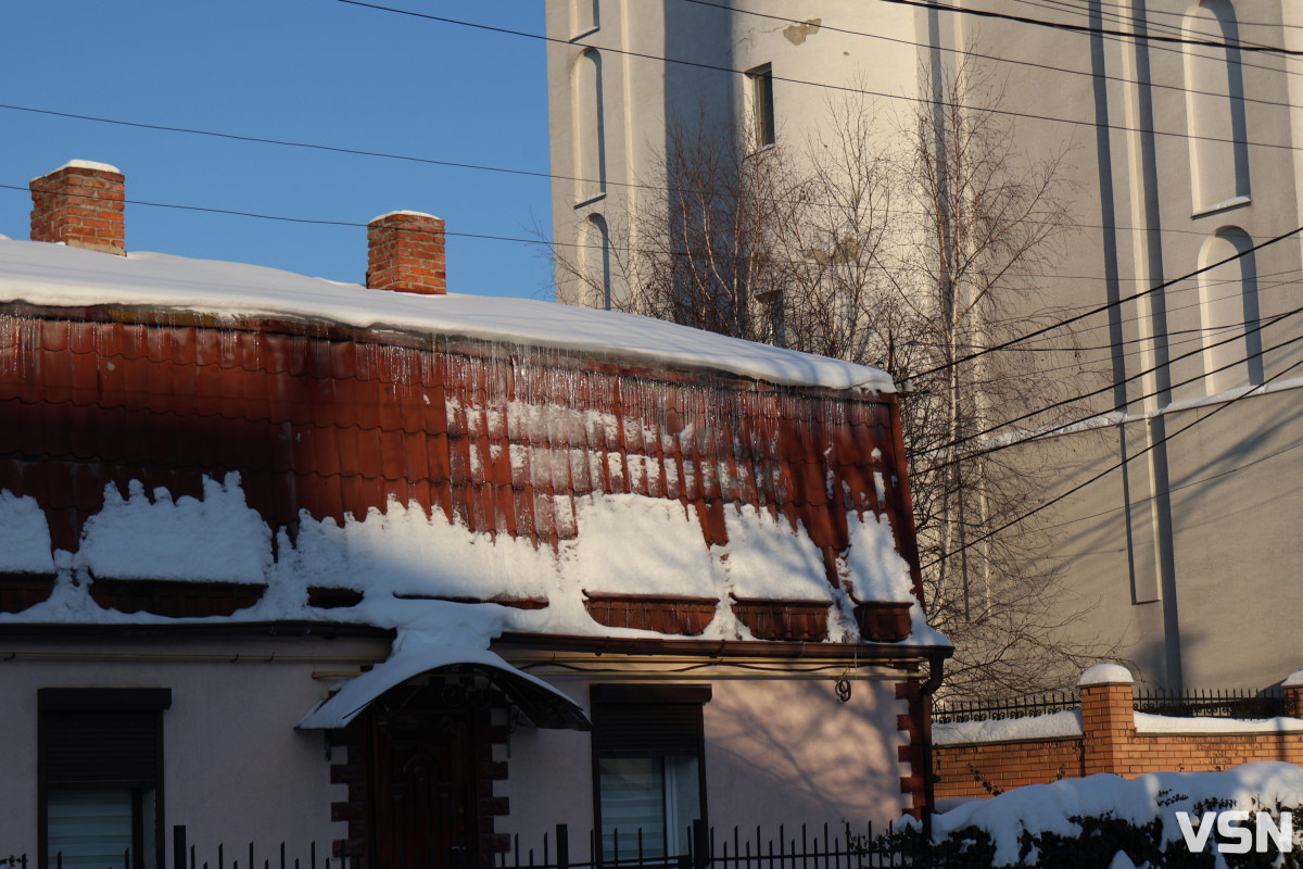 Небезпечні бурульки у Луцьку: хто відповідає за очищення дахів і як убезпечити себе