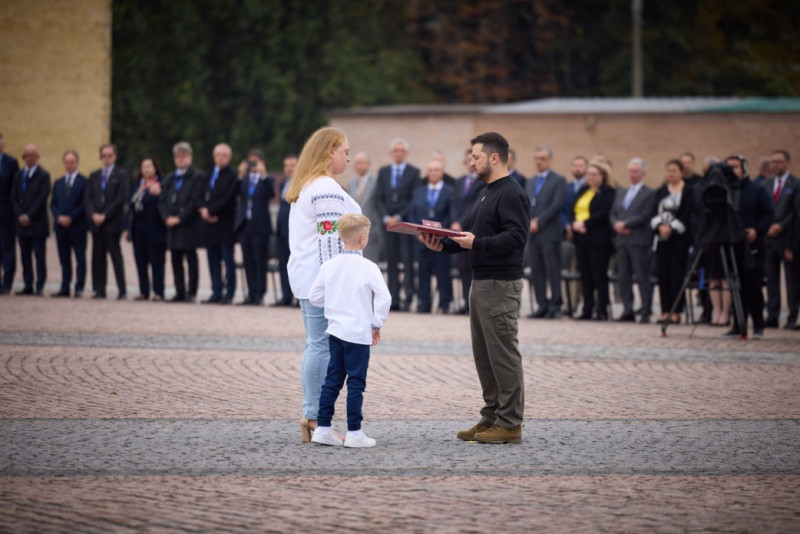 Дружина і син Героя України з Волині отримали нагороду захисника з рук Президента України