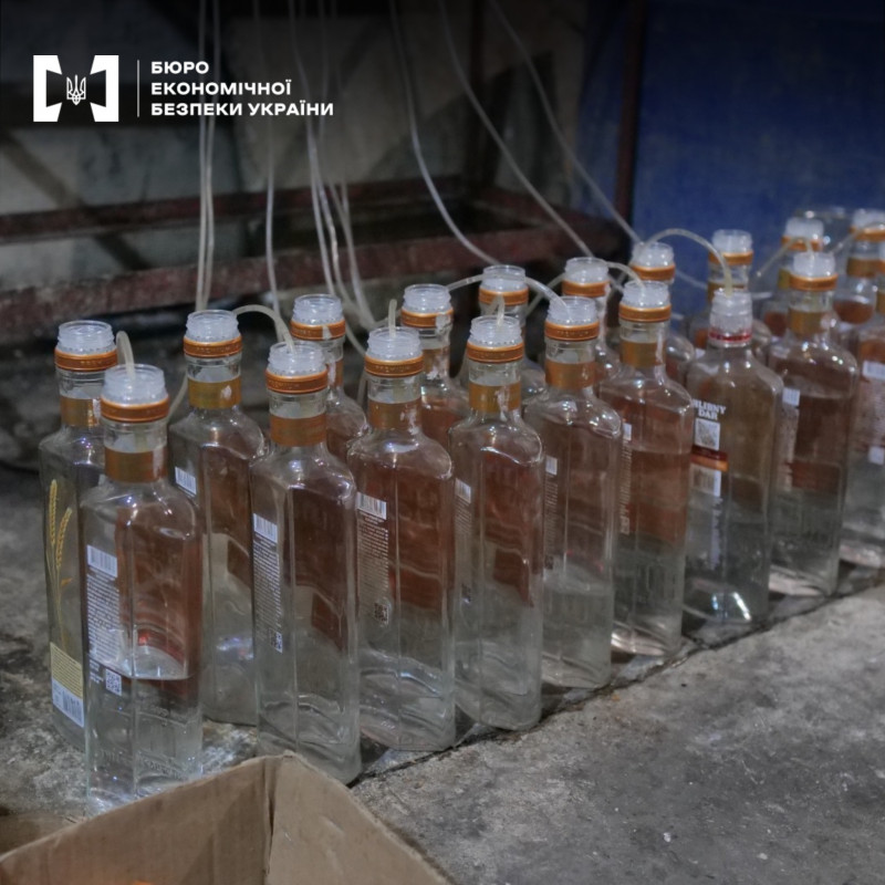 У Луцьку викрили підпільне виробництво алкоголю та сигарет