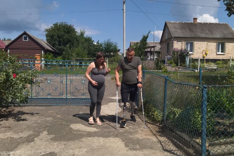 Мріяв встати до народження сина: волинський захисник, який втратив на війні ноги, вчиться ходити на протезах