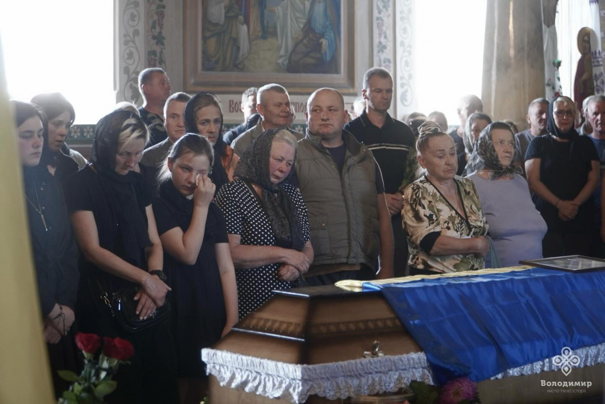 Повернувся з-за кордону, щоб захистити свою країну: на Волині в останню дорогу провели Героя Руслана Кулешу