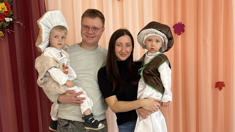 «Дуже любимо цього хлопчика»: сім'я з Луцька усиновила дитину з інвалідністю під час війни