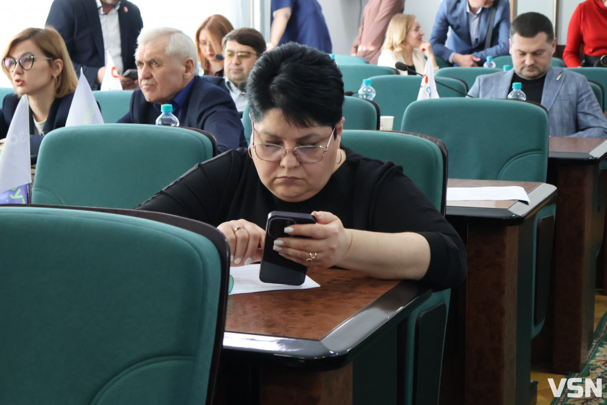 Флешмоб «Шкарпетуйся» і кадрові рішення: що відбулося на 90-й сесії Луцької міськради. Фоторепортаж